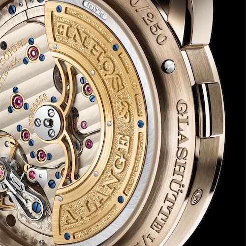 Der goldene Zentralrotor mit vier filigranen Speichen besitzt ein Außengewicht aus Platin.