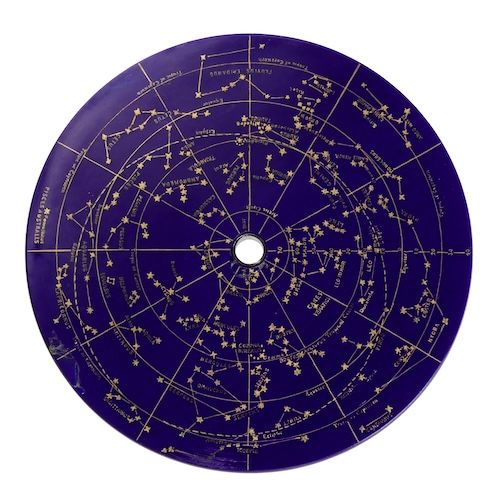 Die Himmelskarte benennt folgende Sternbildern: Perseus, Andromeda, Kassiopeia,Cepheus, Schwan, Pegasus, Drache, Leier, Schlange, Stier, Skorpion, Nördliche Krone, Herkules, der Große Bär, Jungfrau, Wasserschlange, Krebs, Zwillinge und Orion.