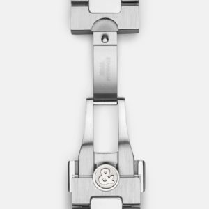Die Faltschließe der Bell & Ross BR-05 Grey Mirror Steel ist aus poliertem Edelstahl.