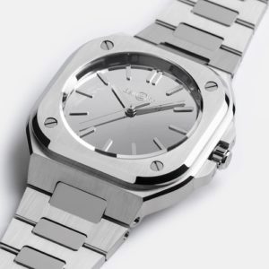 Das integrierte Edelstahlband der Bell & Ross BR-05 Grey Mirror Steel ist poliert und satiniert.