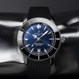 Die Breitling x Bucherer Superocean Heritage hat ein tiefblaues Zifferblatt und eine schwarze Keramiklünette.