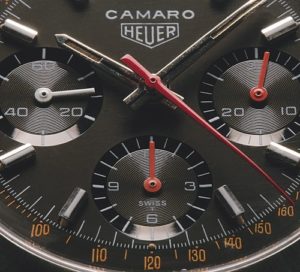 Der Chronographen-Sekundenzeiger und die kleinen Zeiger der Hilfsziffer-blätter sind rot hervorgehoben.