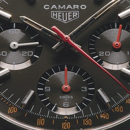 Camaro Zifferblatt Der Chronographen-Sekundenzeiger und die kleinen Zeiger der Hilfsziffer-blätter sind rot hervorgehoben.