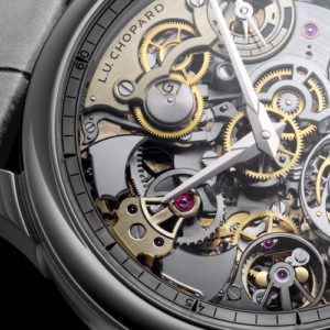 Bei zehn Uhr sind die polierten Tonhämmerchen sichtbar, die auf die Tonfedern aus Saphir schlagen.