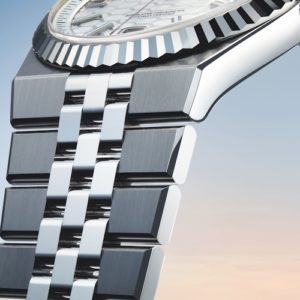 Die Mittelelemente des flachen Jubilee-Bandes sind poliert und leicht erhöht.