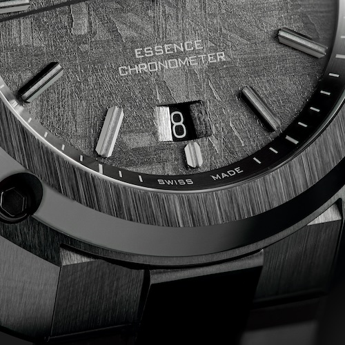 Das Datumsfenster ist bei sechs Uhr in das massive Meteoriten-Zifferblatt eingefräst.