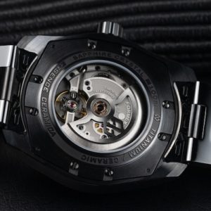 In den Keramikboden der Formex Essence Ceramica ist ein Saphirglas eingelassen.