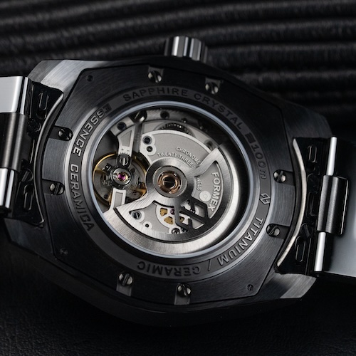 In den Keramikboden der Formex Essence Ceramica ist ein Saphirglas eingelassen.