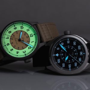 Zeiger und Zifferblätter beider Modelle sind mit nachleuchtender Super-Luminova belegt.