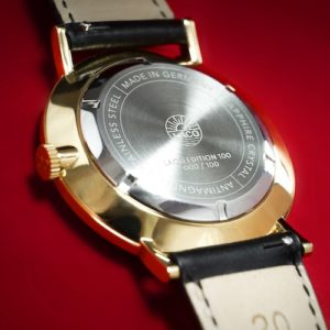 Die individuelle Limitierungsnummer ist auf dem Gehäuseboden graviert.