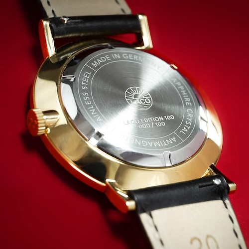 Die individuelle Limitierungsnummer ist auf dem Gehäuseboden graviert.