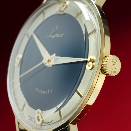 Die Krone ist mit einer »100« zum hundertjährigen Firmenjubiläum verziert.