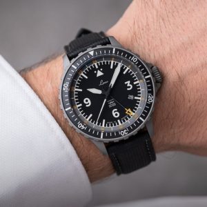 Laco bietet auch Fliegeruhren gemäß der DIN 8330 an.