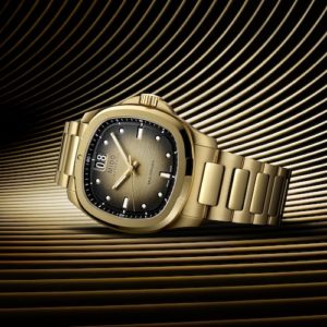 Der Farbverlauf auf dem goldfarbenen Zifferblatt wird nach außen dunkler.