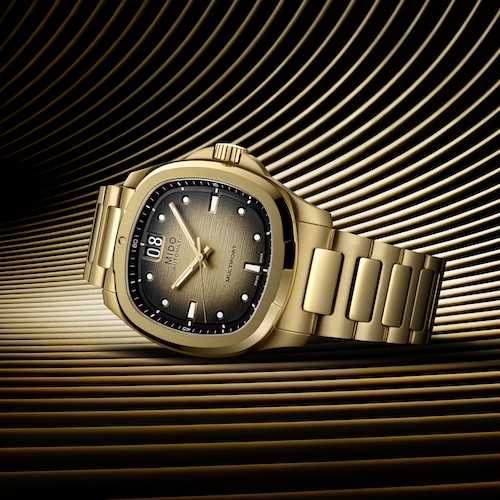 Der Farbverlauf auf dem goldfarbenen Zifferblatt wird nach außen dunkler.