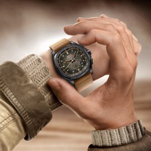 Die Anzeigen des Chronographen sind in Beige gehalten und mit Super-Luminova beschichtet.