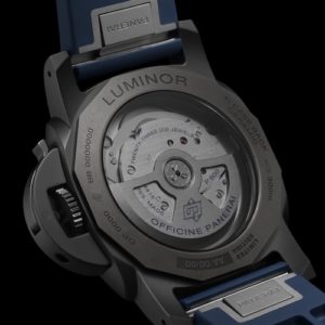 Der Titanboden der Panerai Luminor GMT Ceramica PAM01783 hat ein geschwärztes Saphirglas.
