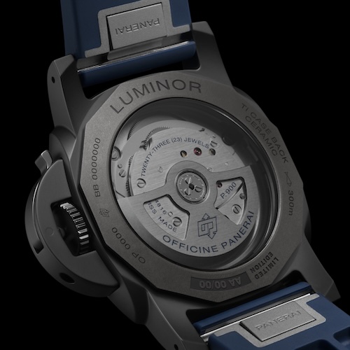 Der Titanboden der Panerai Luminor GMT Ceramica PAM01783 hat ein geschwärztes Saphirglas.