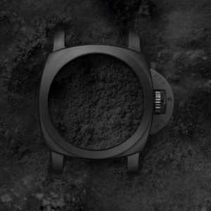 Das mattschwarze Keramikgehäuse ist sandgestrahlt, der Kronenschutzhebel und die Lünette sind poliert und sandgestrahlt.