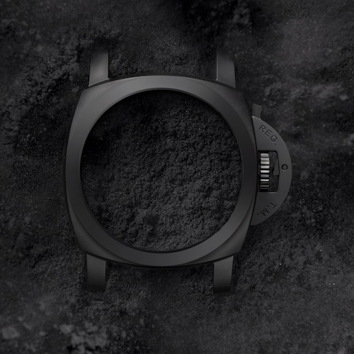 Das mattschwarze Keramikgehäuse ist sandgestrahlt, der Kronenschutzhebel und die Lünette sind poliert und sandgestrahlt.