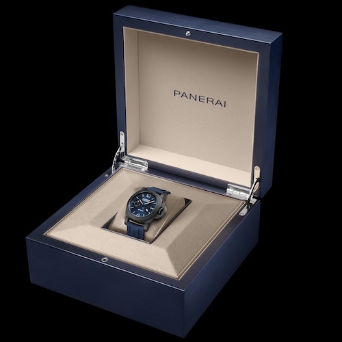 Die Panerai Luminor GMT Ceramica PAM01783 wird mit zwei leicht zu wechselnden Armbändern geliefert.