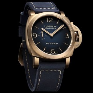 Die Panerai Luminor Marina Bronzo PAM01678 besitzt ein satiniertes Bronzegehäuse.