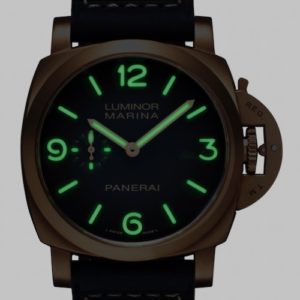 Die beigefarbene Super-Luminova leuchtet im Dunkeln in Grün.