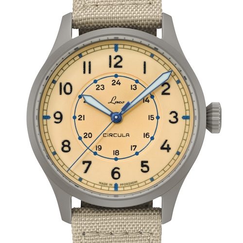 Prolab Laco Front Die Prolab Fieldwatch mit sandfarbenem Zifferblatt und einem dunklen, sandgestrahlten Gehäuse aus Edelstahl.