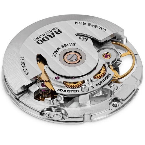 Das Rado Kaliber R734 ist mit drei Hertz getaktet und besitzt eine Gangautonomie von 80 Stunden.
