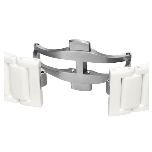 Die Faltschließe des Keramikbandes ist aus Titan gefertigt.