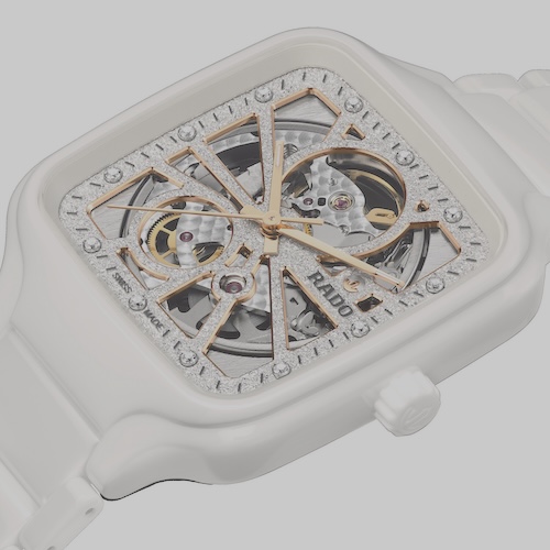 Gehäuse, Krone und Armband der True Square Sprkling sind aus weißer Hightech-Keramik gefertigt.