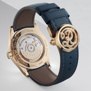 Die Dreifachfaltschließe der Hommage La Placide ist aus 18K Roségold gefertigt.