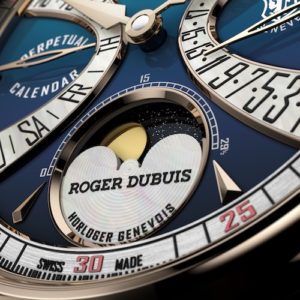 Die Mondphasenanzeige mit goldenen Monden ist auf einem Zifferblatt aus Aventurin positioniert.