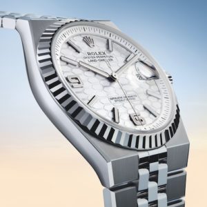 Das weiße Zifferblatt der Rolex Land-Dweller ist mit einem Wabenmuster versehen.