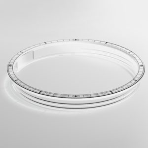 Die Tonfedern und das Uhrglas sind aus einem einzigen Saphirglas-Monoblock gefertigt.