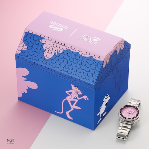 Seiko 5 Sports SKX Pink Panther Box Geliefert wird die 5 Sports Pink Panther in einer exklusiven Box in Form eines kleinen Häuschens.