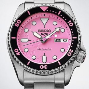 Auch die schwarze Einlage der Lünette ist mit pinkfarbenen Markierungen versehen.