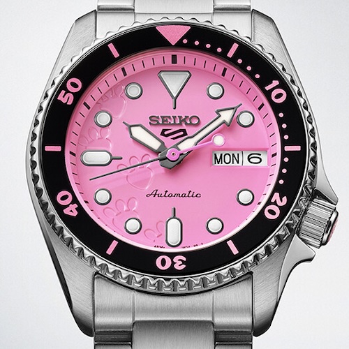 Auch die schwarze Einlage der Lünette ist mit pinkfarbenen Markierungen versehen.