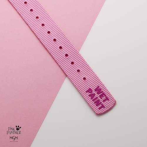 Seiko 5 Sports SKX Pink Panther Nylonband Das zusätzliche Nylonband ist mit einem Filmzitat versehen.