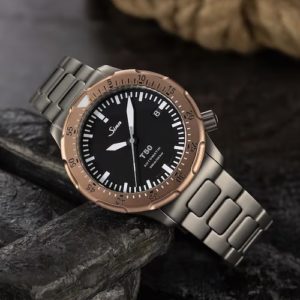 Die Taucheruhr T50 von Sinn Spezialuhren mit einem unverlierbaren Drehring aus Goldbronze 124.