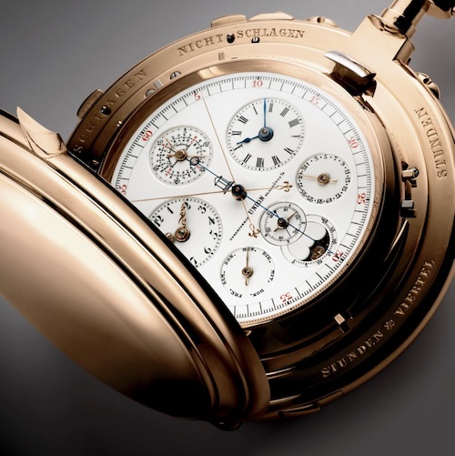 Die Uhr besitzt, neben weiteren Funktionen, einen Ewigen Kalender, eine Minutenrepetition, eine Grande Sonnerie Carillon, einen Weckmechanismus sowie einen Split-Seconds-Chronographen mit einem einzigen Drücker für insgesamt fünf Zeiger.