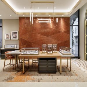 Eine leuchtend rote Wand mit einer Strohintarsienarbeit begrüßt die Besucher.