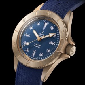 Das gebürstete, blaue Zifferblatt ist eine Sandwich-Konstruktion.