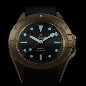 Die weißen Super-Luminova Elemente leuchten im Dunkeln in Blau.