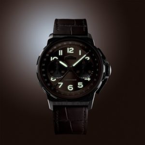 Stunden- und Minutenzeiger sowie die arabischen Ziffern sind mit Leuchtfarbe belegt.