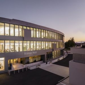 Die elektrochrome Technik passt die Tönung der Glasfassade an Helligkeit und Temperatur an.