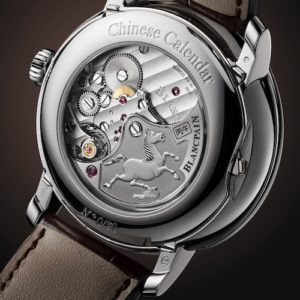 Vier der fünf Korrektoren zum Einstellen des Kalendariums befinden sich unterhalb der Bandanstöße und einer am Rand des Bodens.