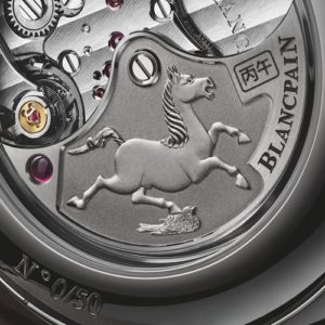 Ein natürlicher Rubin und die chinesischen Zeichen für »Pferd« und »Feuer« zieren den Rotor.