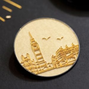 Dünne Gold‑ oder Metalldrähte werden als Stege (»Cloisons«) auf die Metallbasis aufgelötet und mit verschiedenfarbiger Emaille gefüllt.