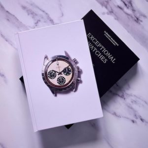Das aufwändig gestaltete Buch »Exceptional Watches« wird in einem schwarzen Schuber mit silberfarbener Prägung geliefert.
